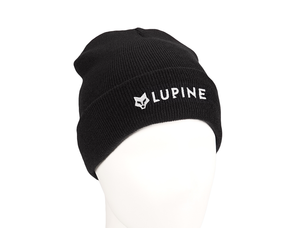 Lupine Mütze in Schwarz auf einem weißen Puppenkopf