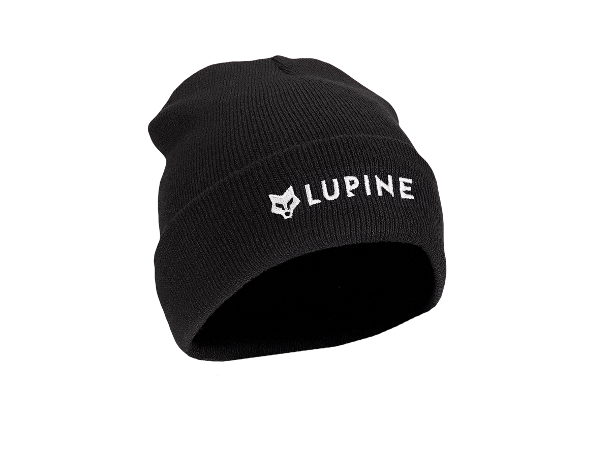 Lupine Mütze in Schwarz mit weißem Lupine-Logo am Umschlag
