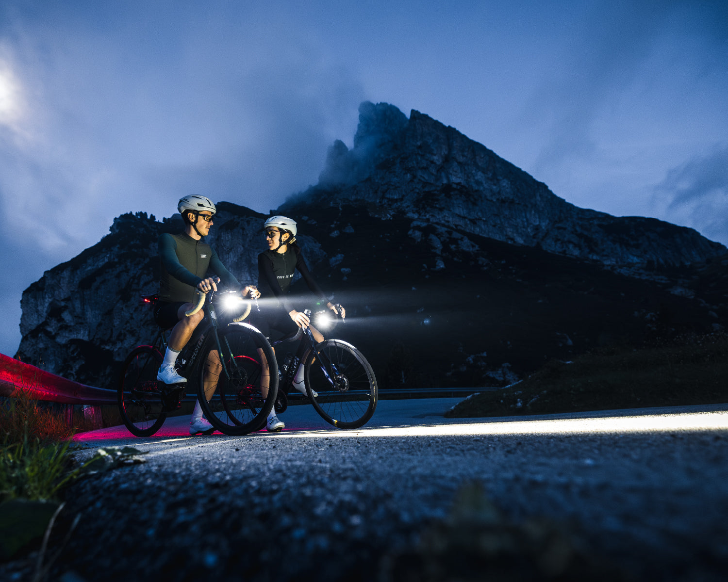 Mountainbiker bei Nacht mit Lupine SL Grano Frontlicht
