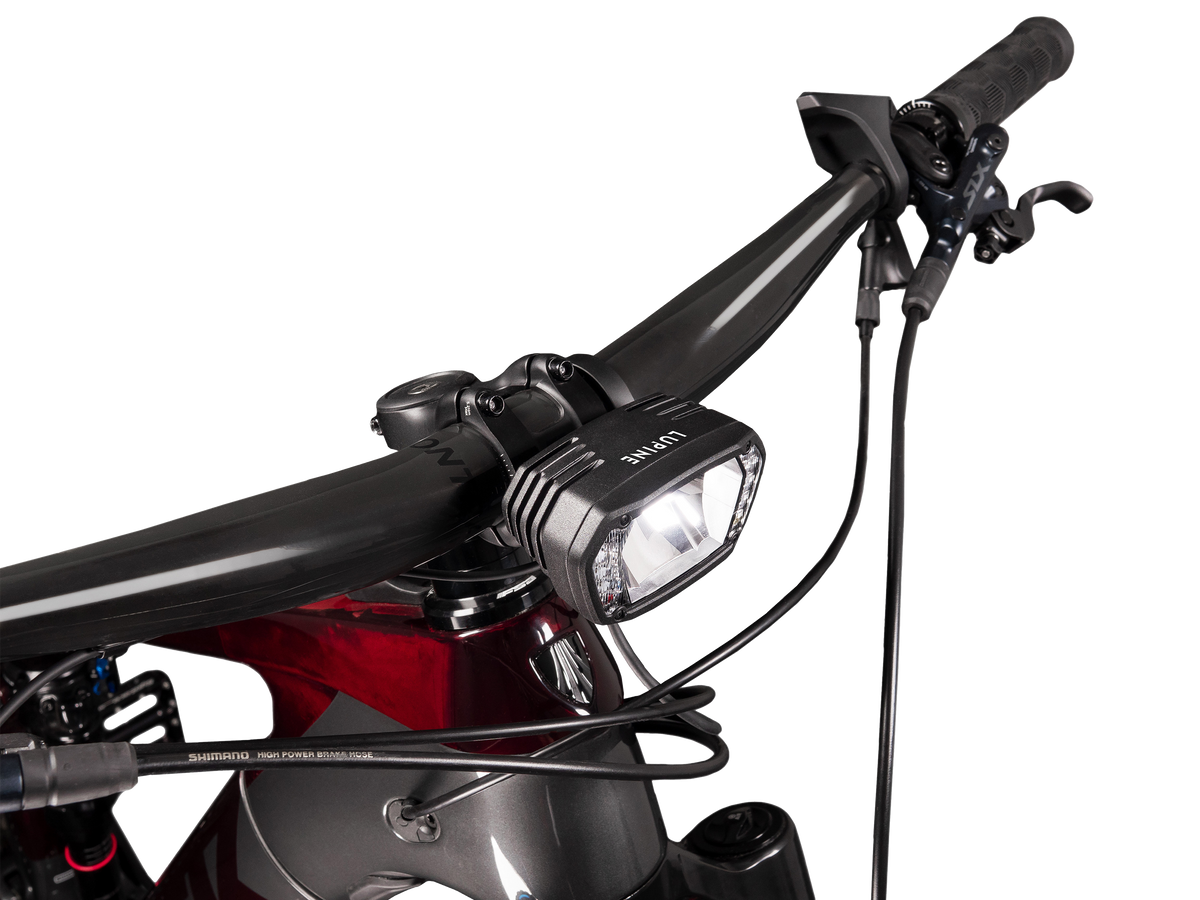 SL X am Lenker eines E-Bikes, Ansicht von schräg vorn rechts