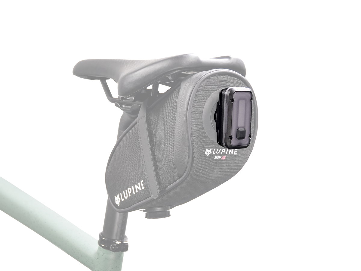 Lupine Rotlicht Pro StVZO with Garmin adapter on the UFO saddlebag – bag greyed out, not included