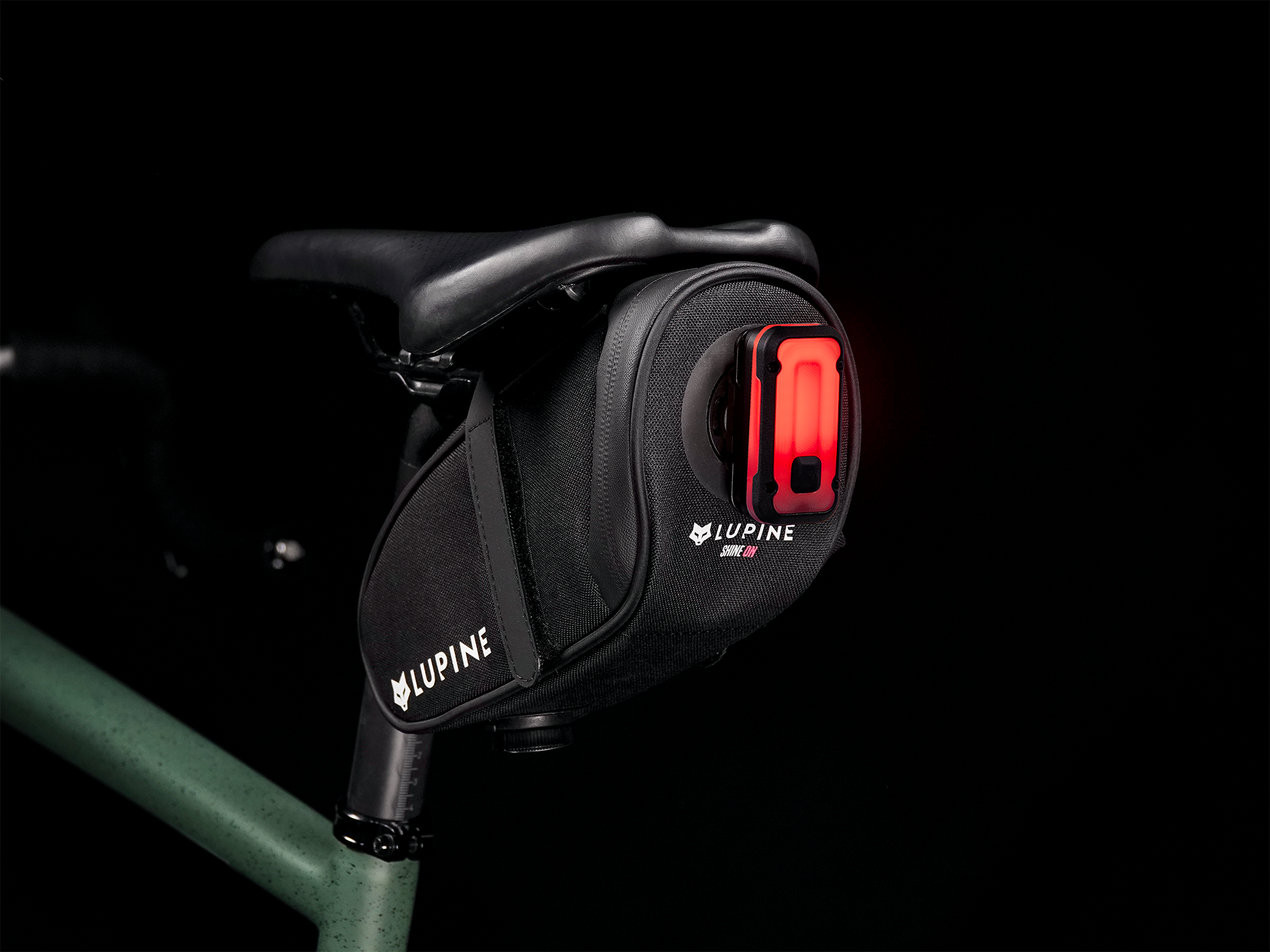 Lupine UFO Satteltasche StVZO mit eingeschaltetem Rotlicht Pro Rücklicht