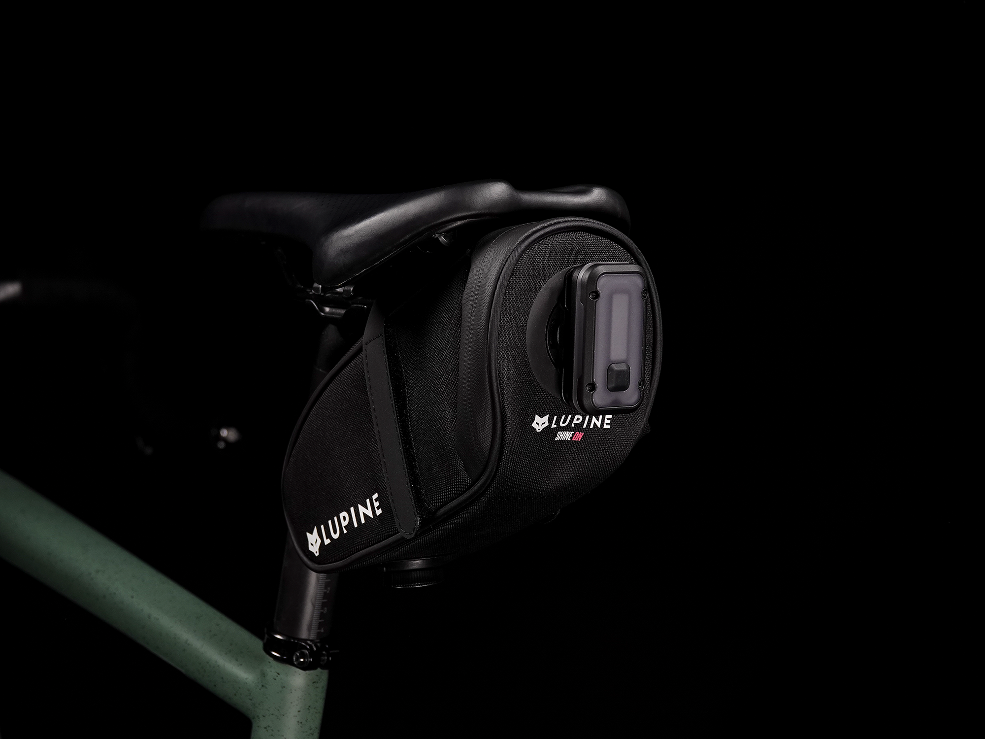 Lupine Rotlicht Pro an der UFO Satteltasche am Fahrrad montiert